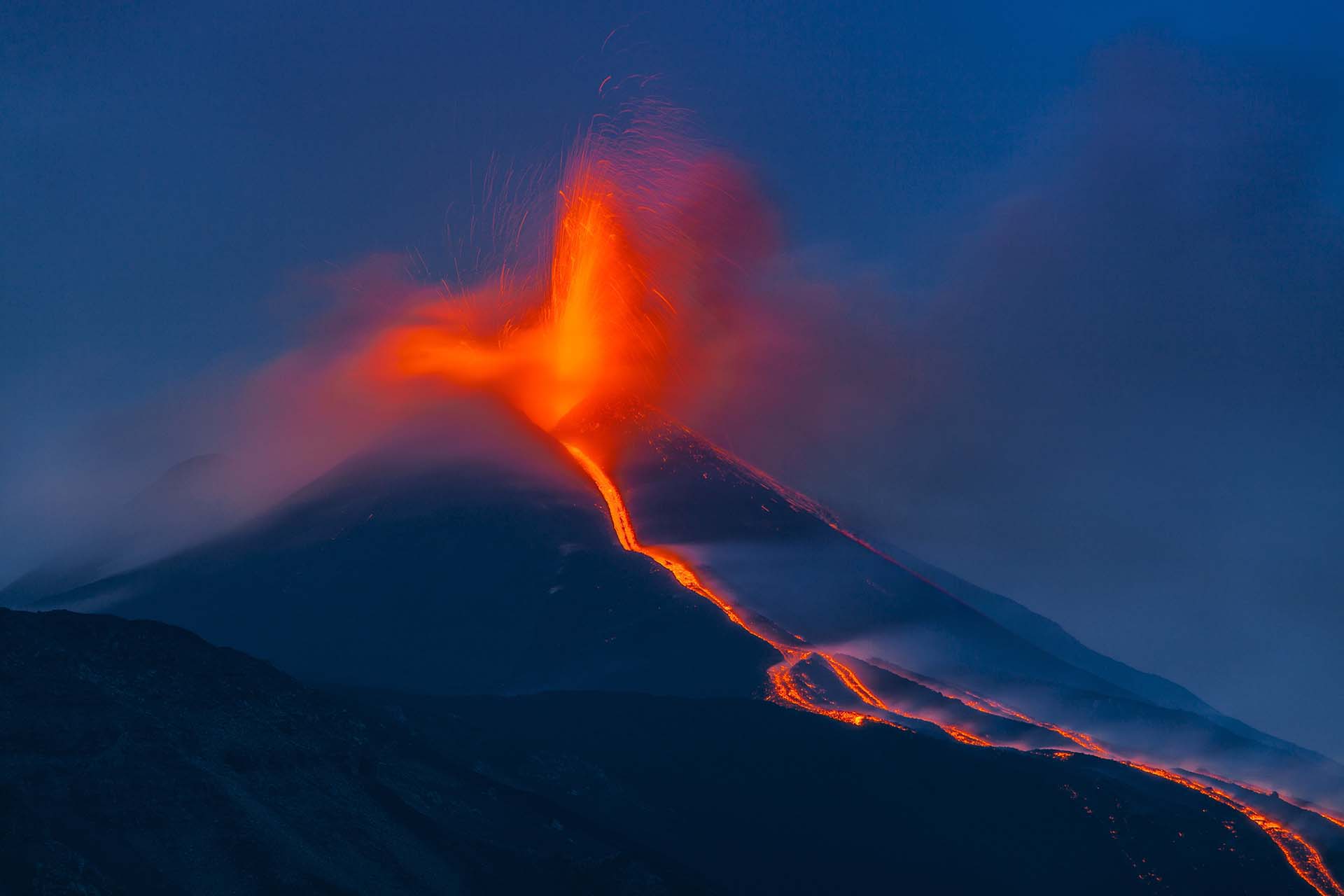 SIM-442708 - Etna, eruzione dal cratere di sud est vista dalla Schiena dell’Asino