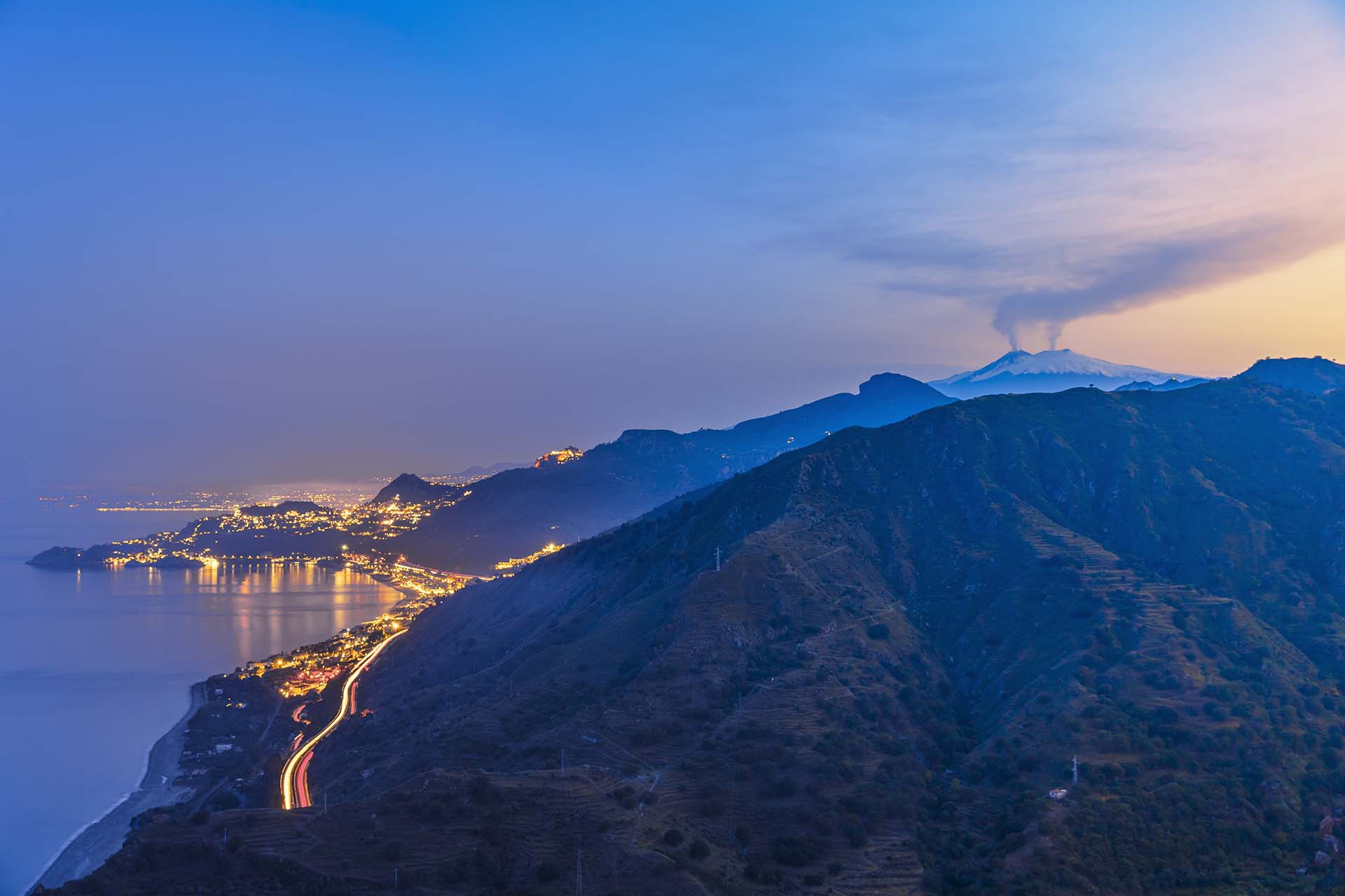 0A1A0926-2-I Monti Peloritani, la costa Taorminese e sullo sfondo i crateri sommitali del Vulcano Etna
