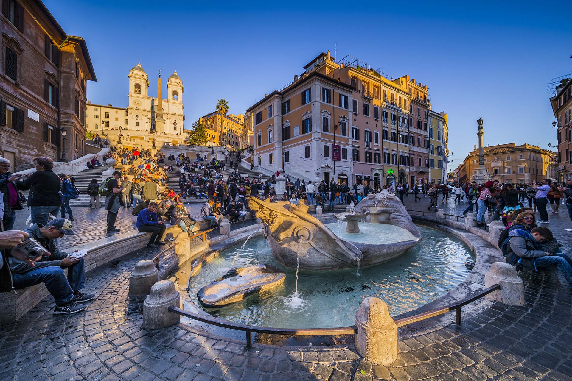 Roma, piazza di Spagna, Fontana della Brcaccia