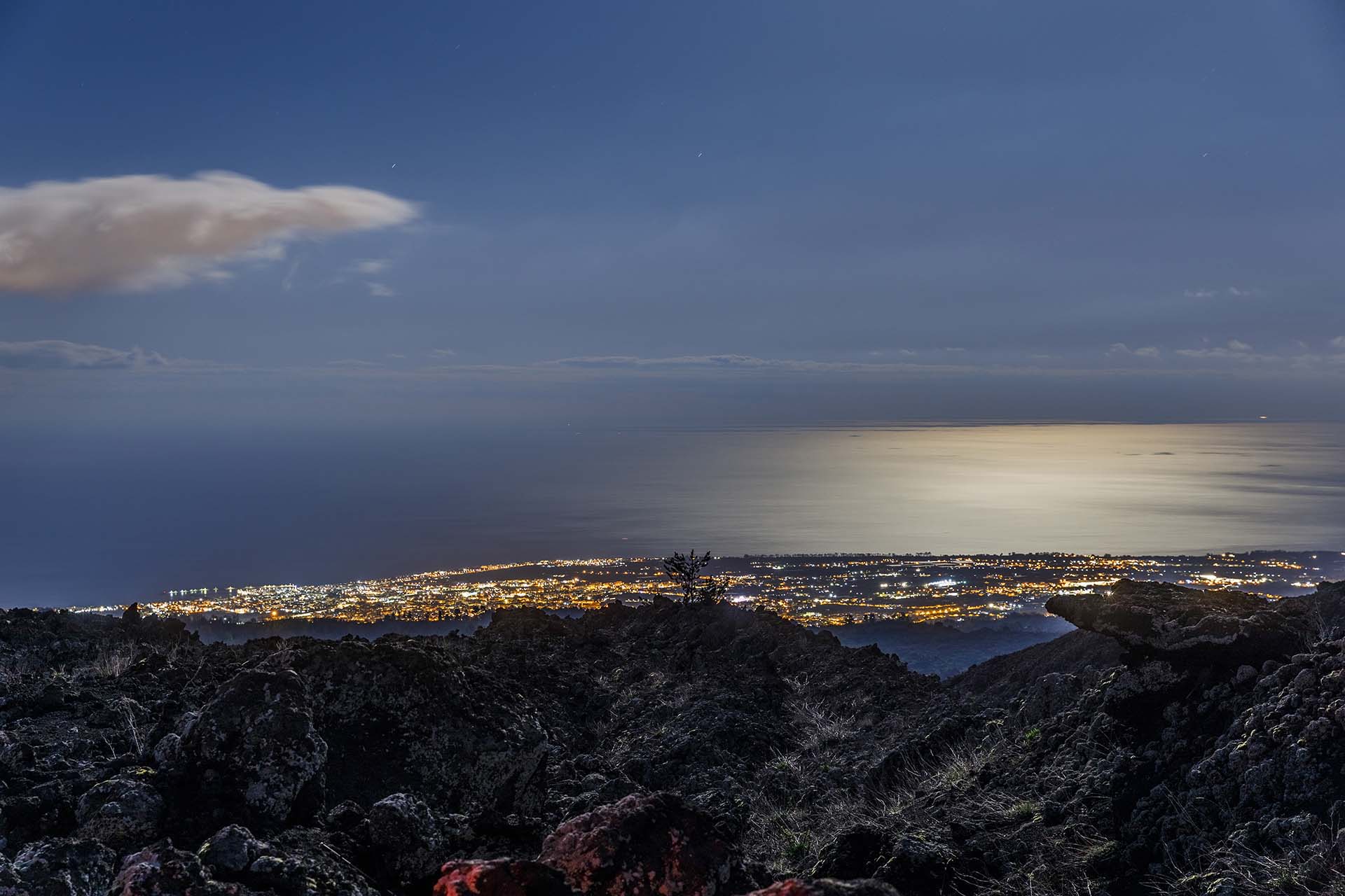 0A1A7753-HDR-Etna, vista della costa Ionica dalla strada Mareneve in una notte di luna piena