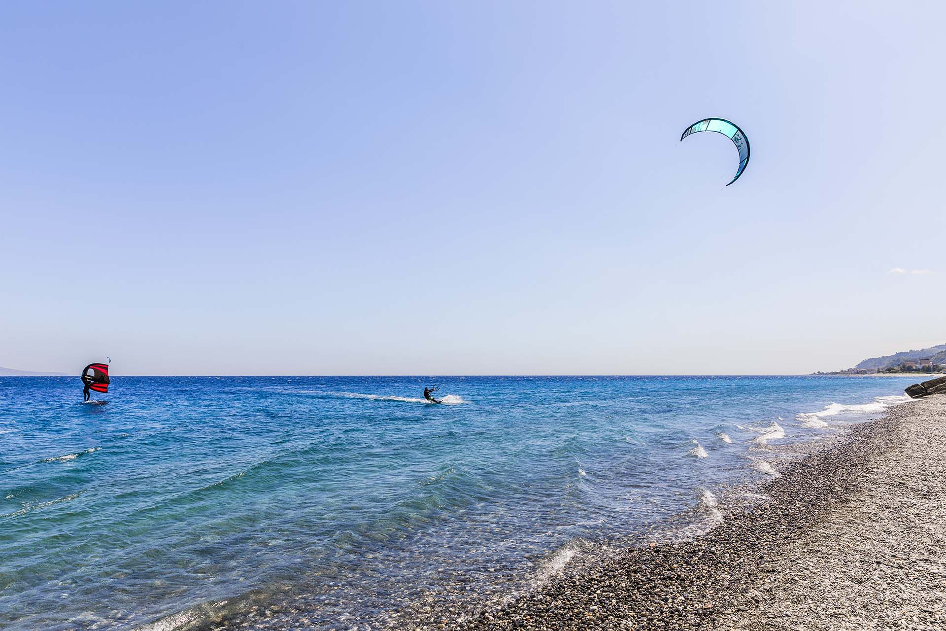 Kitesurf e wing surfing nelle acque tra la Calabria e la Sicilia