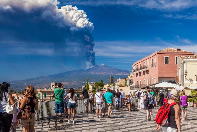 Taormina, piazza IX Aprile con vista dell'Etna in attività vulcanica effusiva