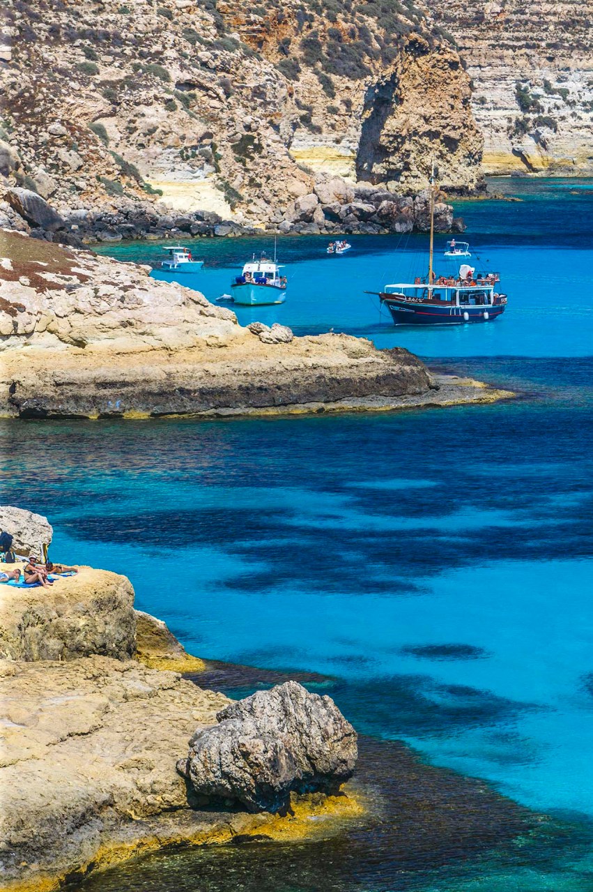 DE7U5634-Lampedusa, le rocce e il mare cristallino della Baia dei Conigli