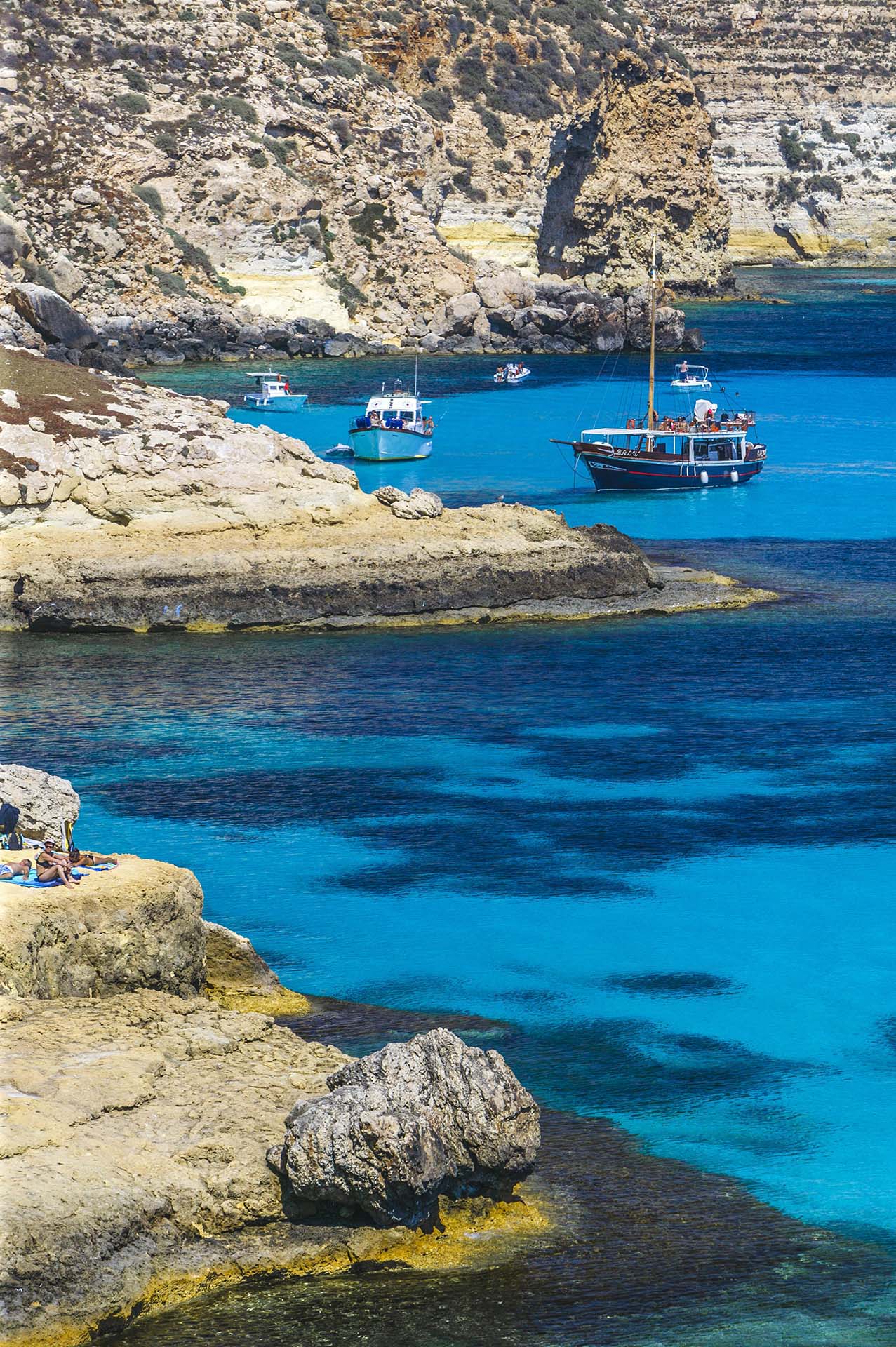 DE7U5634-Lampedusa, le rocce e il mare cristallino della Baia dei Conigli