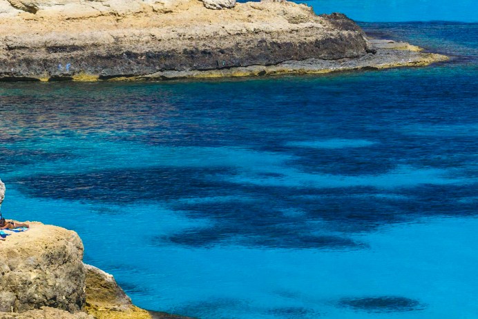Lampedusa, le rocce e il mare cristallino della Baia dei Conigli