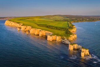Le Old Harry Rocks sono due formazioni calcaree, situate presso Handfast Point, sull'isola di Purbeck nel Dorset, nel sud dell'Inghilterra.