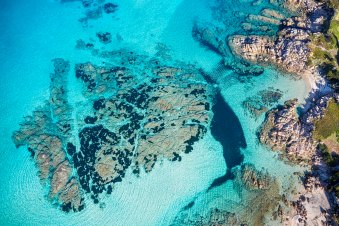 Il mare di Tizzano nel sud della Corsica.