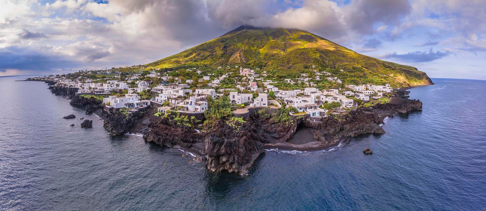 Isola di Stromboli, la costa di roccia lavica del borgo Piscità