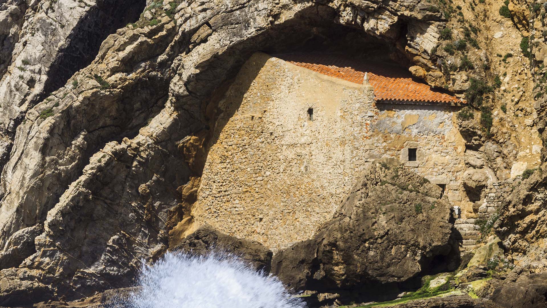 Spagna, l'Eremo incastonato nella roccia di Playa Santa Justa a Santillana del Mar