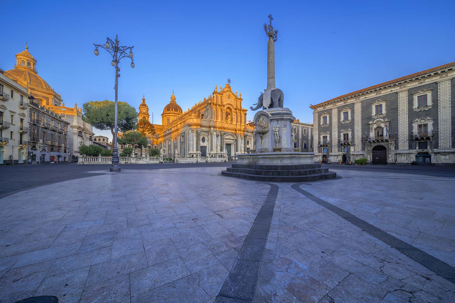 Catania, Piazza Duomo al tramonto senza anima viva