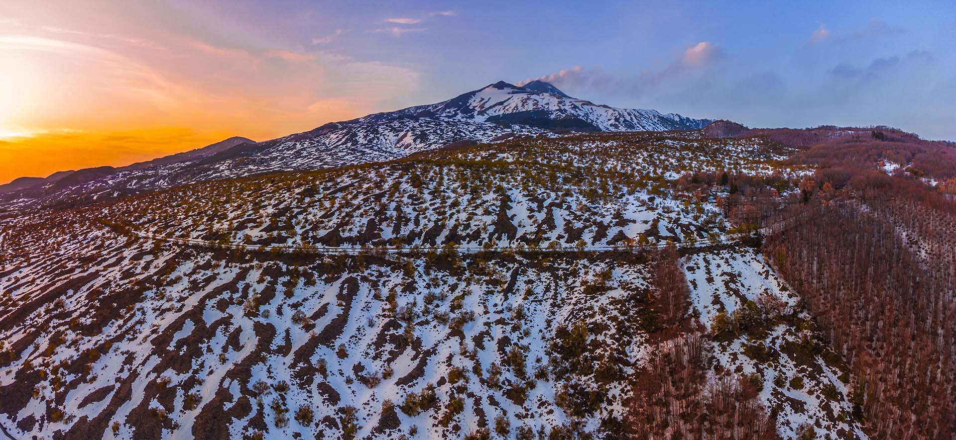 Etna, la zona di Salto del Cane e i crateri sommitali con emissione di fumo nel periodo invernale