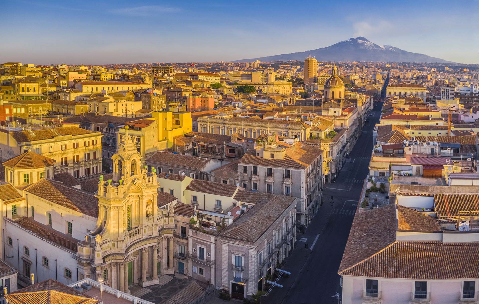 DJI_0798-HDR-Panorama-Catania, sotto il Vulcano Etna la Basilica Collegiata e la via Etnea