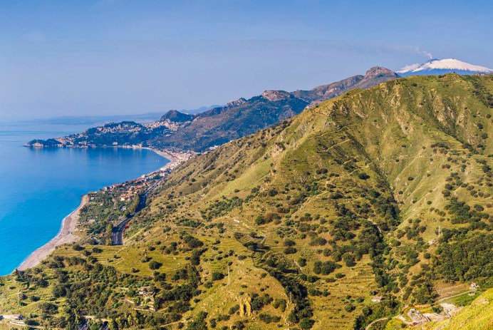 I Monti Peloritani, la costa Taorminese e sullo sfondo l'Etna