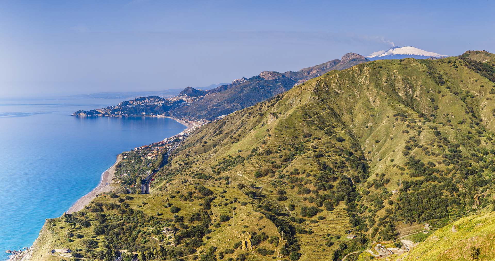 I Monti Peloritani, la costa Taorminese e sullo sfondo l'Etna