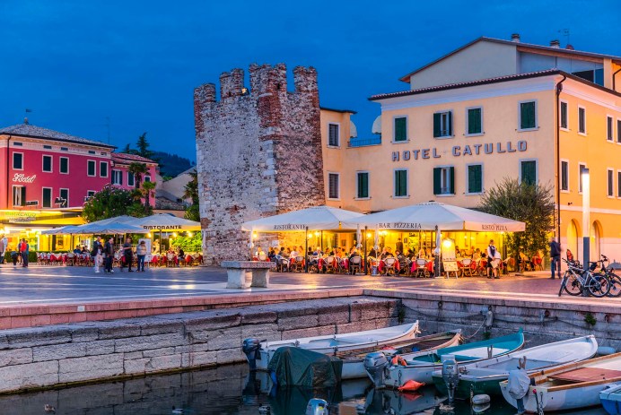 Lago di Garda, i locali di Bardolino sotto Torre Catullo