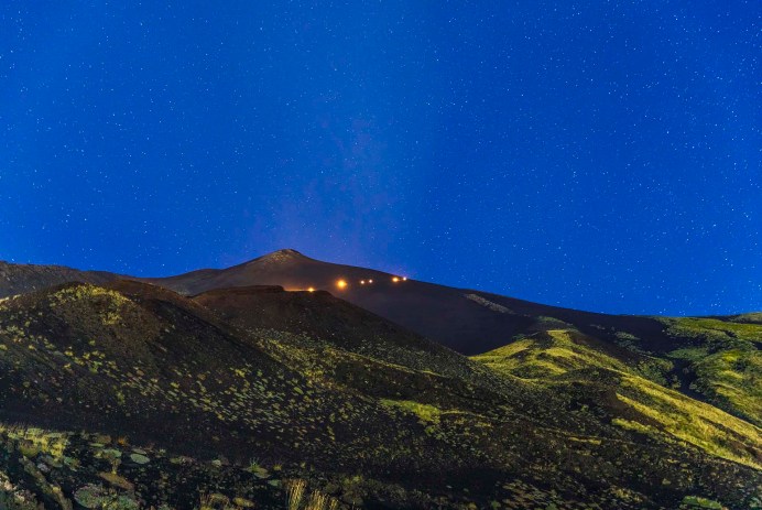 Etna, la fiaccolata di San Lorenzo