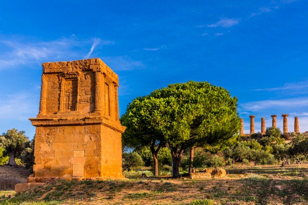 Agrigento capitale della cultura 2025, Tomba di Terone e il Tempio di Ercole
