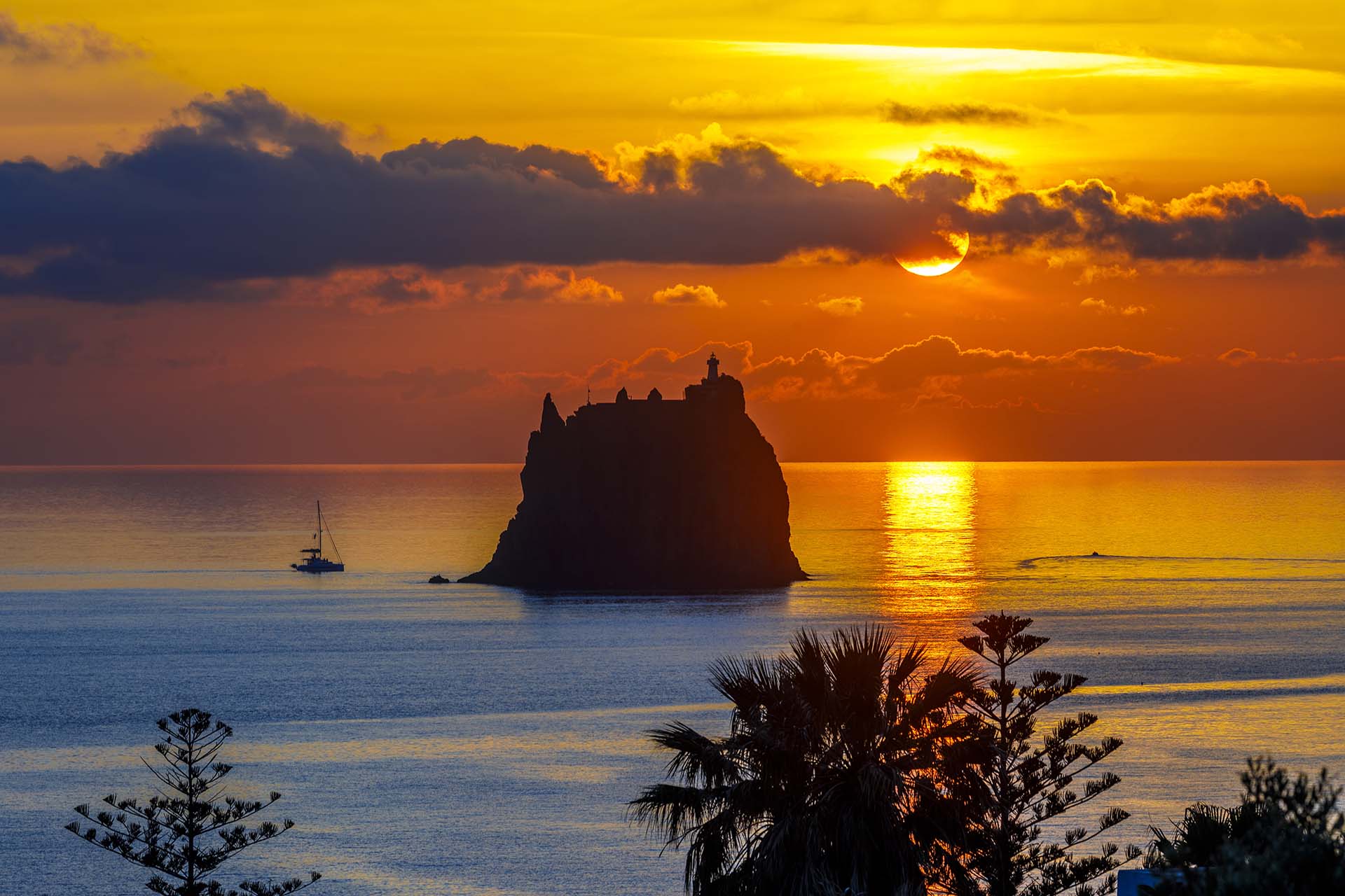 Isola di Stromboli, Strombolicchio all'alba