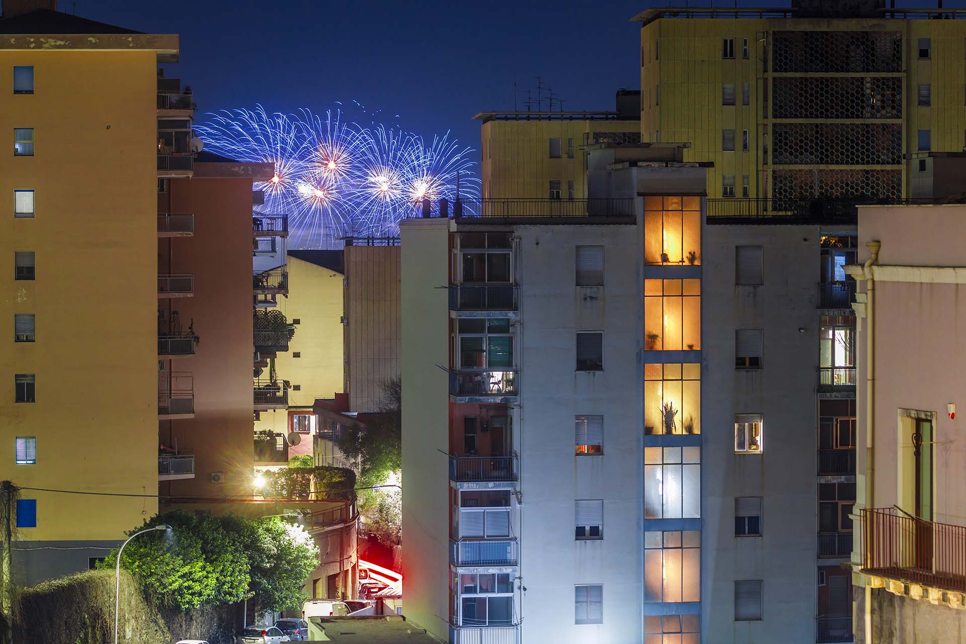 Catania, fuochi d'artificio tra i palazzi del quartiere Borgo Sanzio