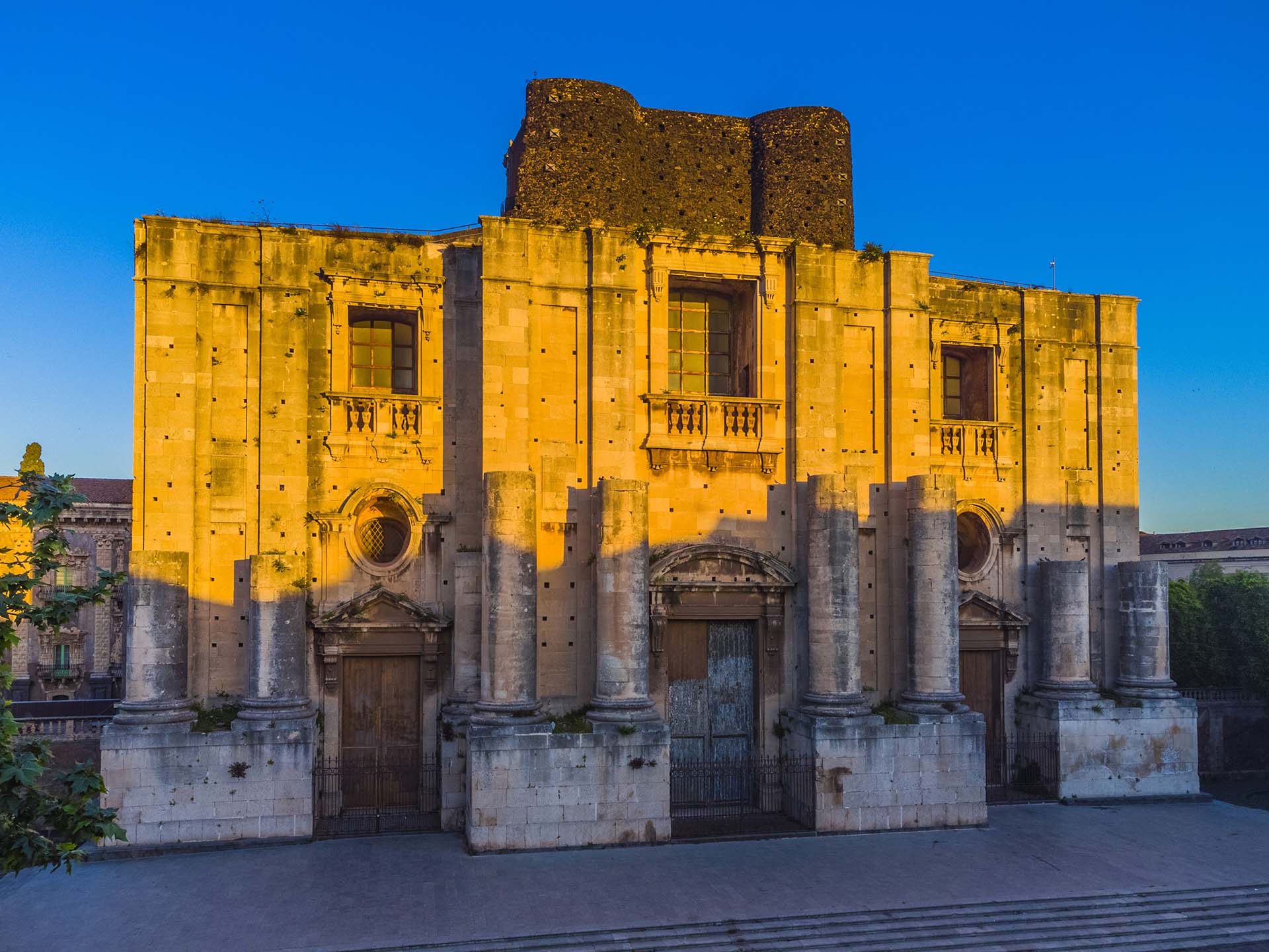 Catania, la monumentale chiesa settecentesca San Nicolò l'Arena