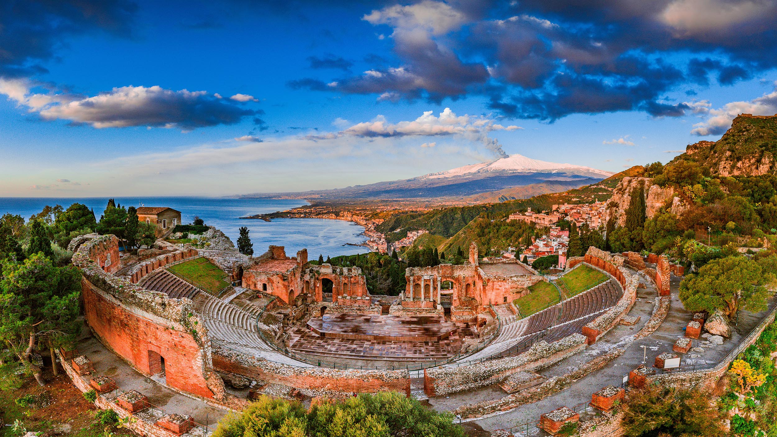 Teatro di Taormina con eruzione Etna