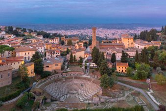 La cittadina di Fiesole con il teatro romano e Firenze sullo sfondo.