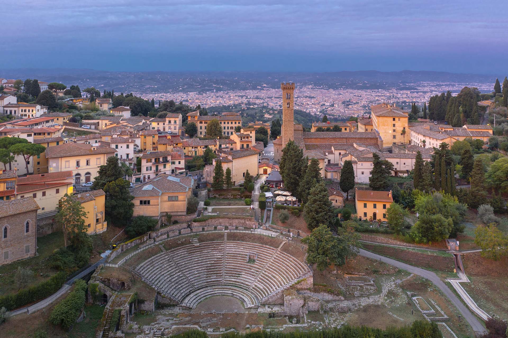 La cittadina di Fiesole con il teatro romano e Firenze sullo sfondo.