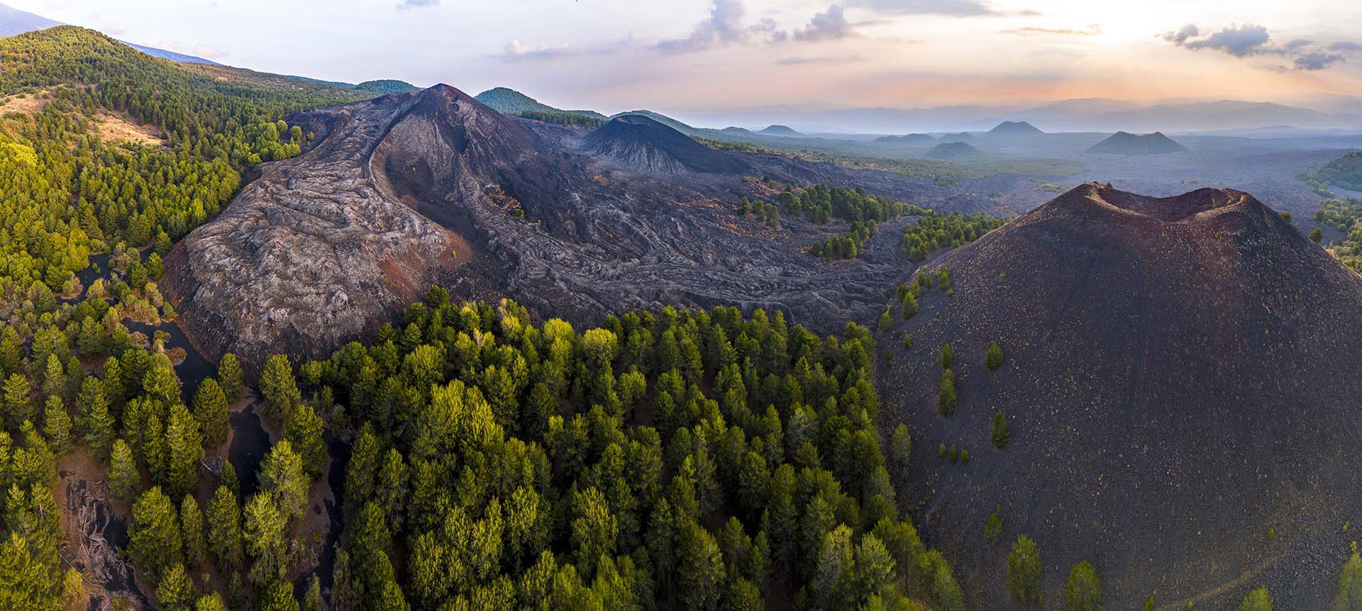 Etna, complesso craterico dei Monti de Fiore e il cratere di Monte Nuovo, sullo sfondo i crateri del fianco occidentale