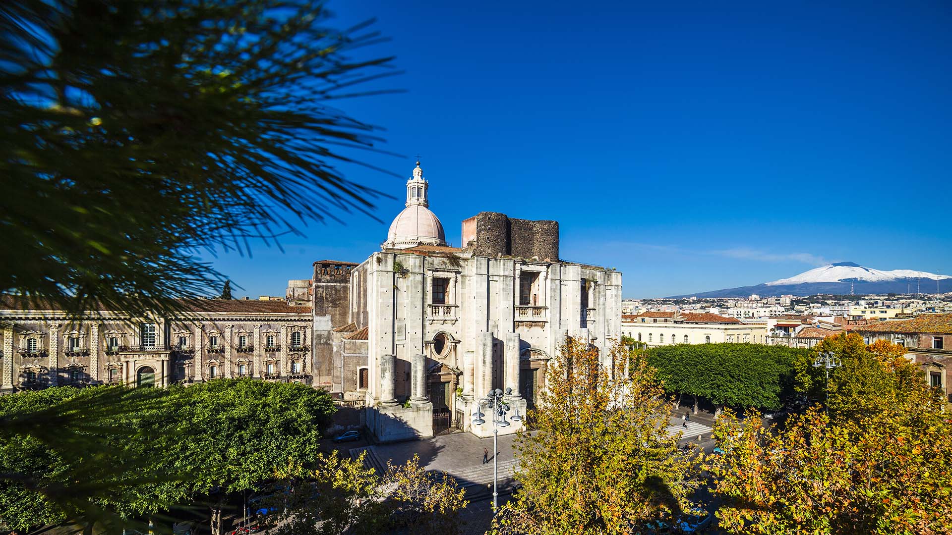 Catania, chiesa San Nicolò l'Arena, complesso monastico dei Benedettini e l'Etna