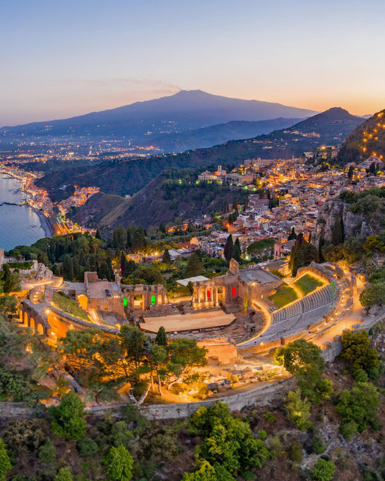 Teatro di Taormina con eruzione Etna