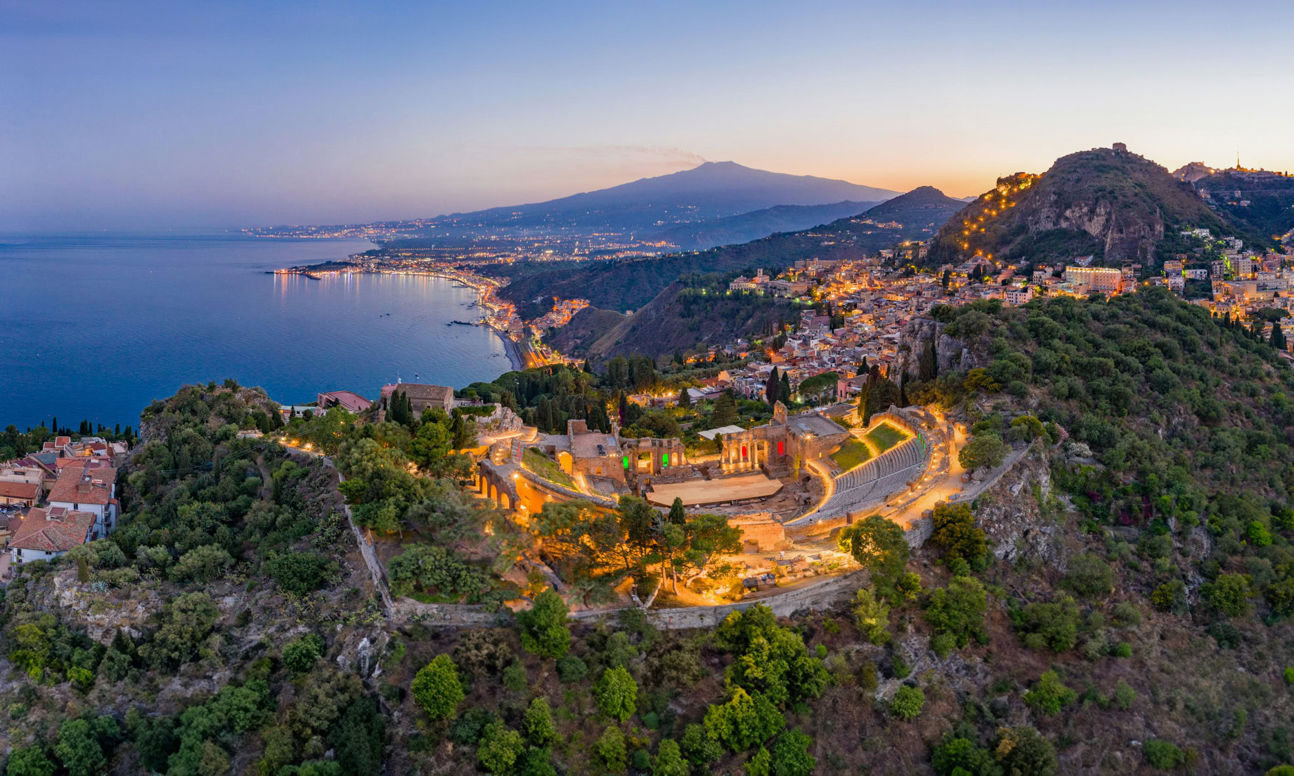 Teatro di Taormina con eruzione Etna