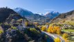 Paesaggio della Val d’Aosta con l’Antica Chiesa di Santa Maria Assunta e sullo sfondo le vette dei monti Paramont e Château Blanc.