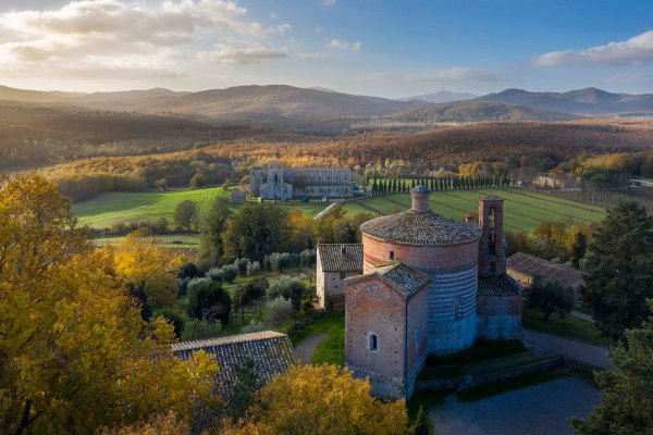 L'Eremo di Montesiepi e l'Abbazia di San Galgano in Toscana.