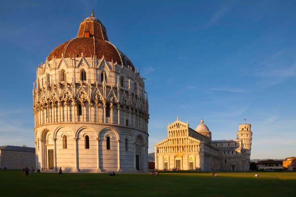Piazza dei Miracoli a Pisa con il Battistero, il Duomo e la famosa Torre pendente