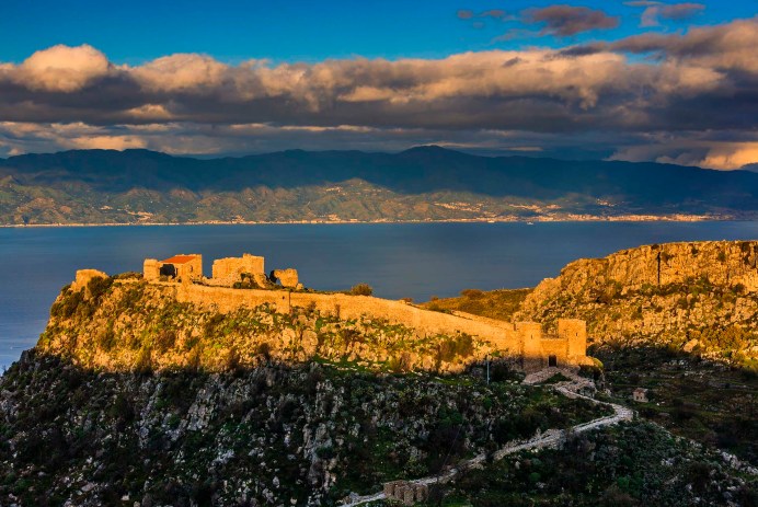 Calabria, Castello Sant'Aniceto, lo Stretto di Messina e i Monti Peloritani