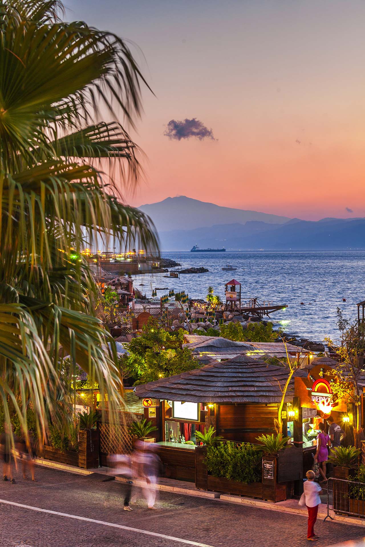 Reggio Calabria, il lungomare con vista sull'Etna