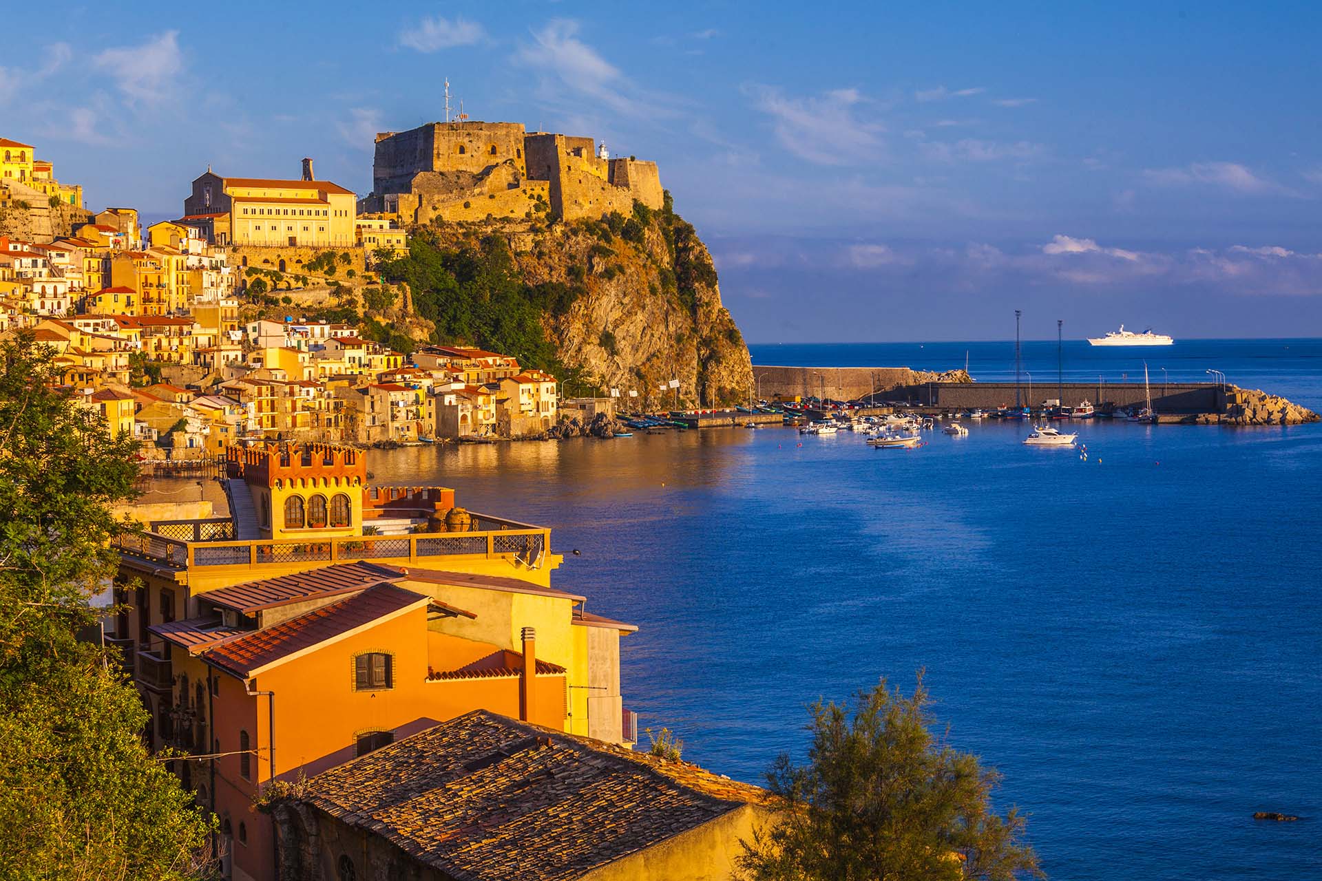 Calabria, il porto del borgo marinaro di Scilla