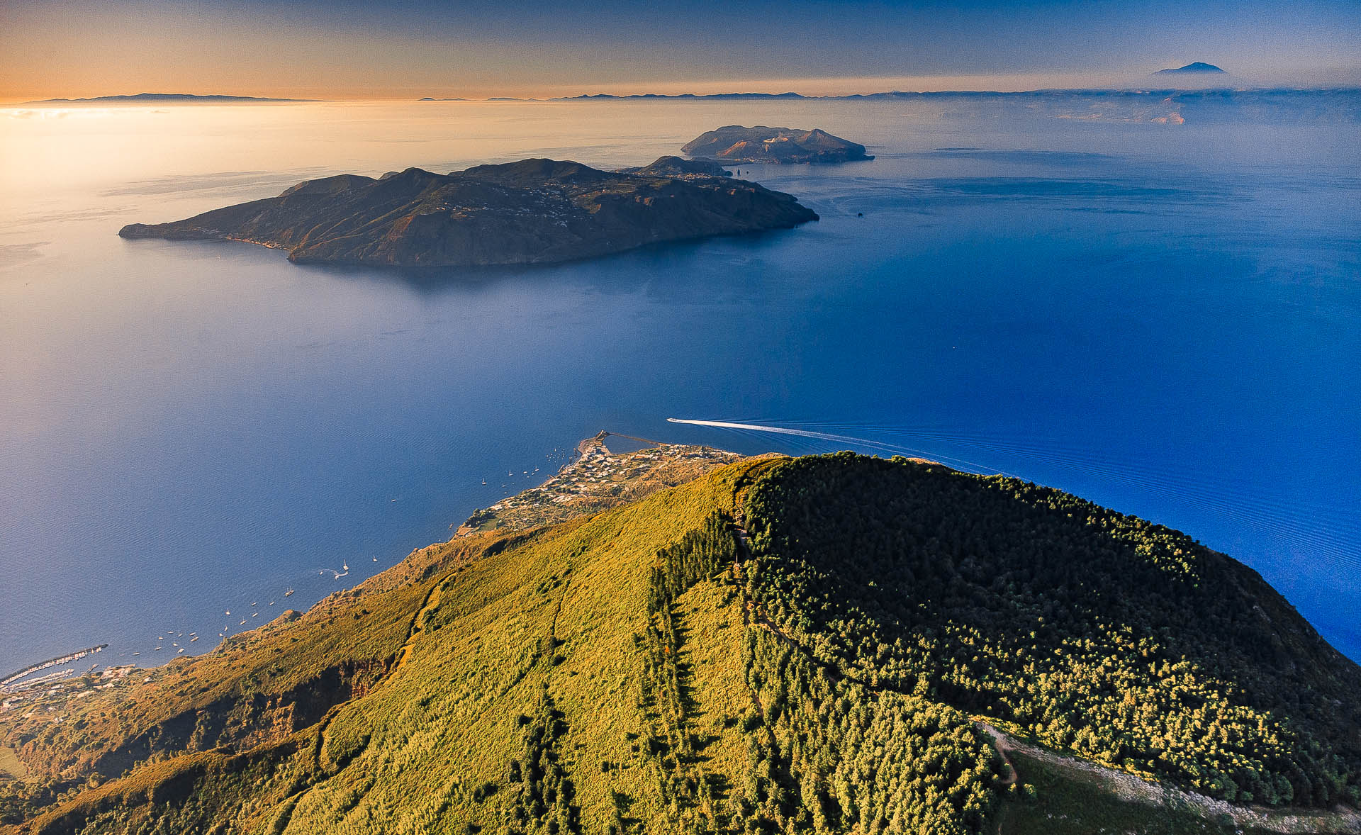 monte fossa delle felci, salina con l'isola di lipari vulcano e l'etna sullo sfondo