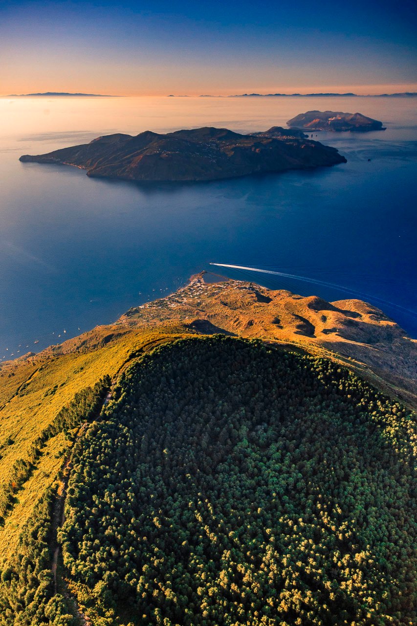 monte fossa delle felci, salina con l'isola di lipari vulcano e l'etna sullo sfondo