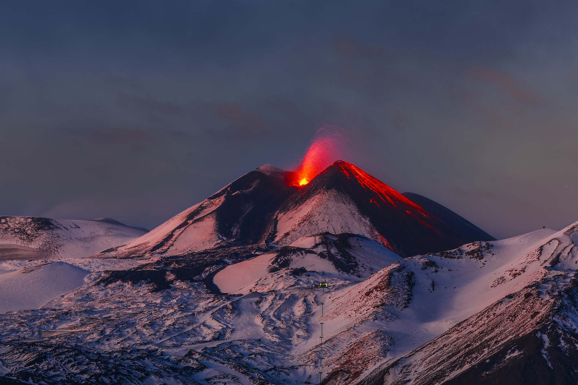Etna, fuoco natalizio dal cratere di sud est