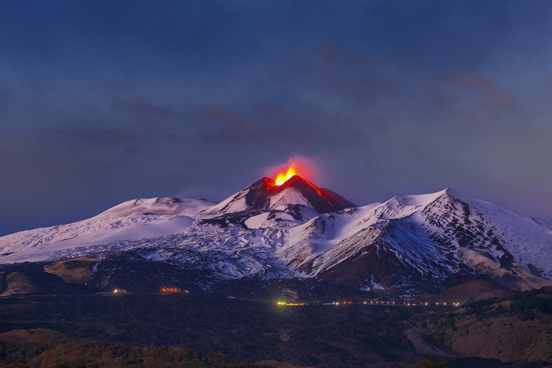 Etna, eruzione dal cratere di sud est sotto la stazione sciistica Etna Sud