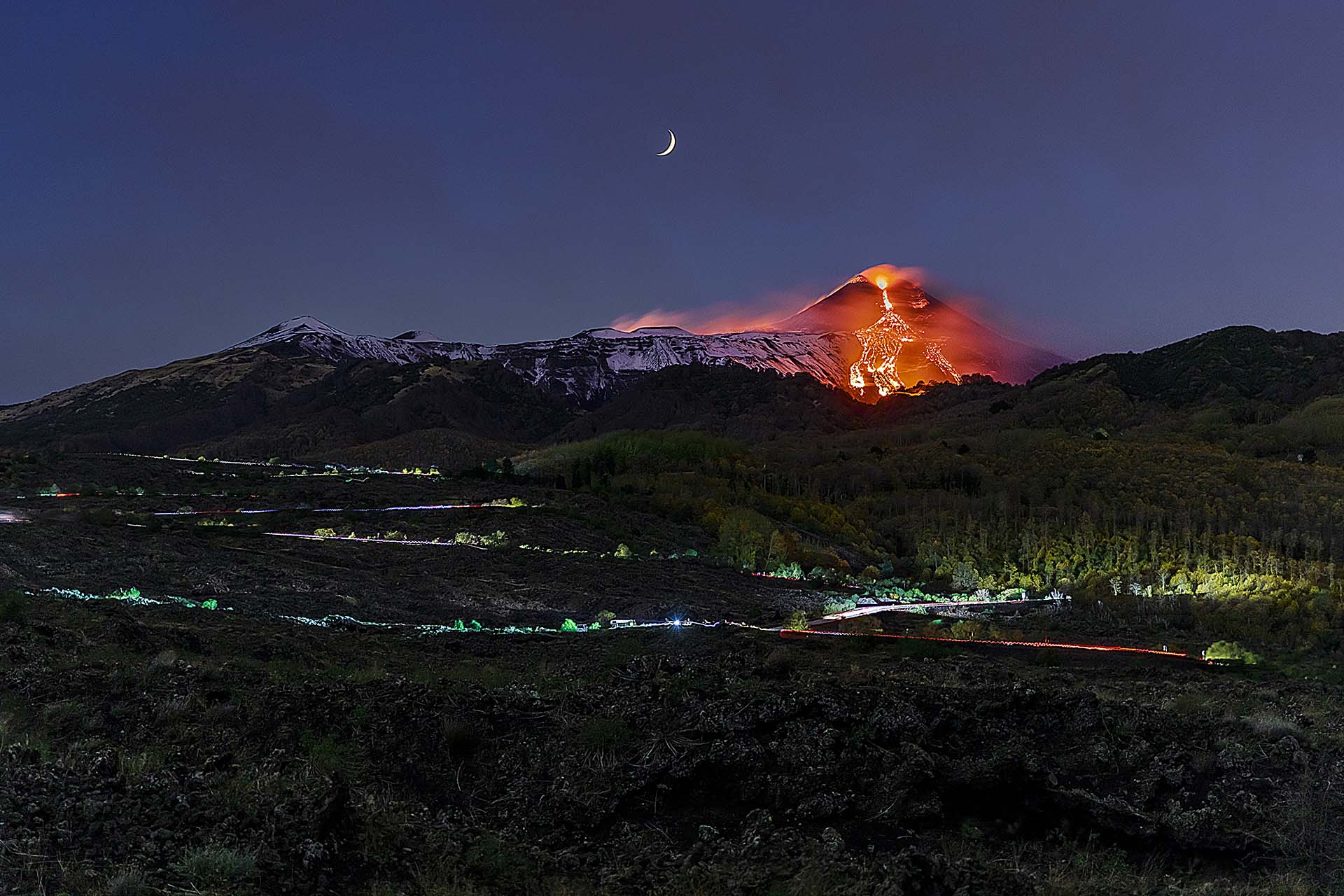 Etna, colata lavica dal cratere di sud est, e la strada Cassone