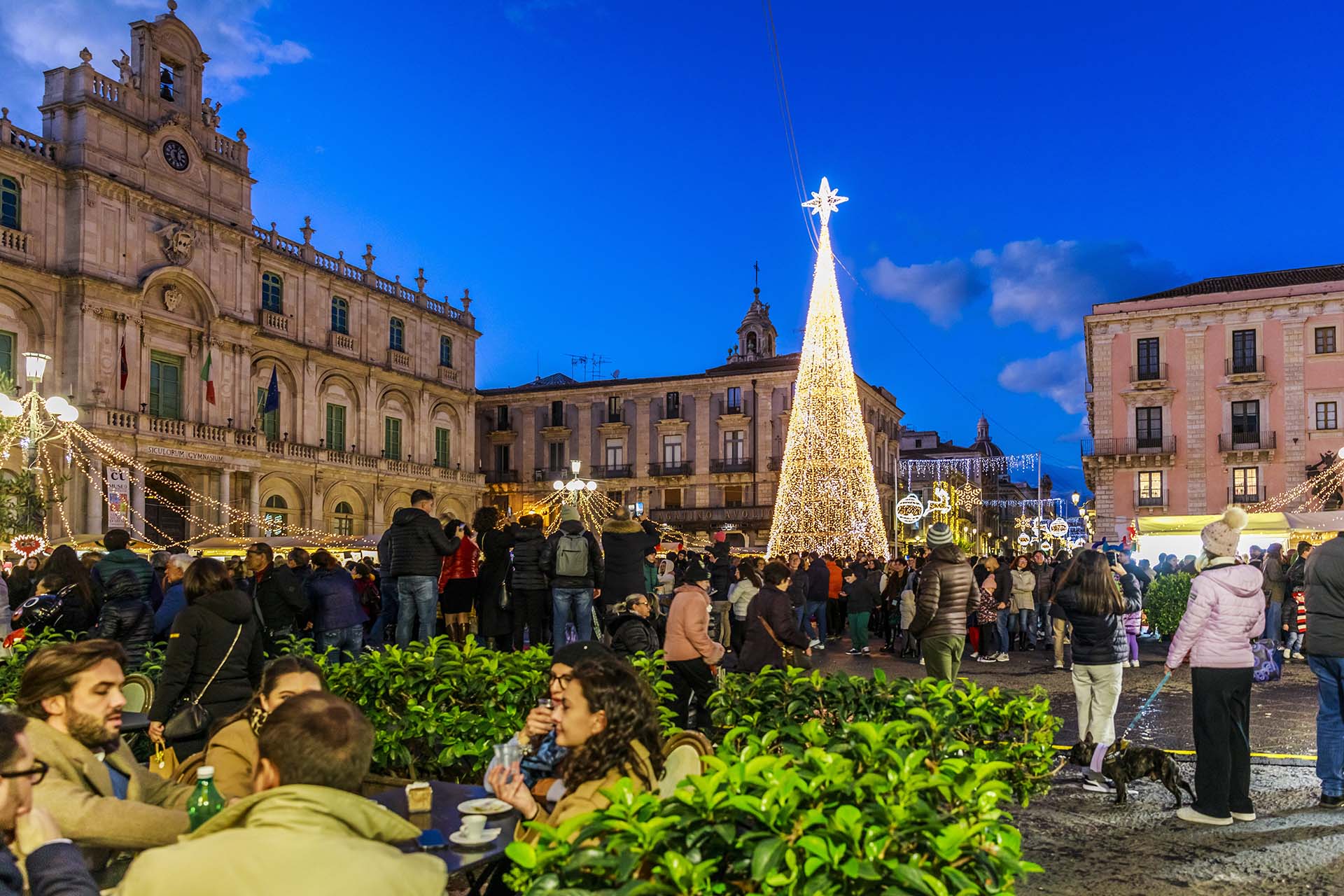 Catania, movida natalizia a piazza Università