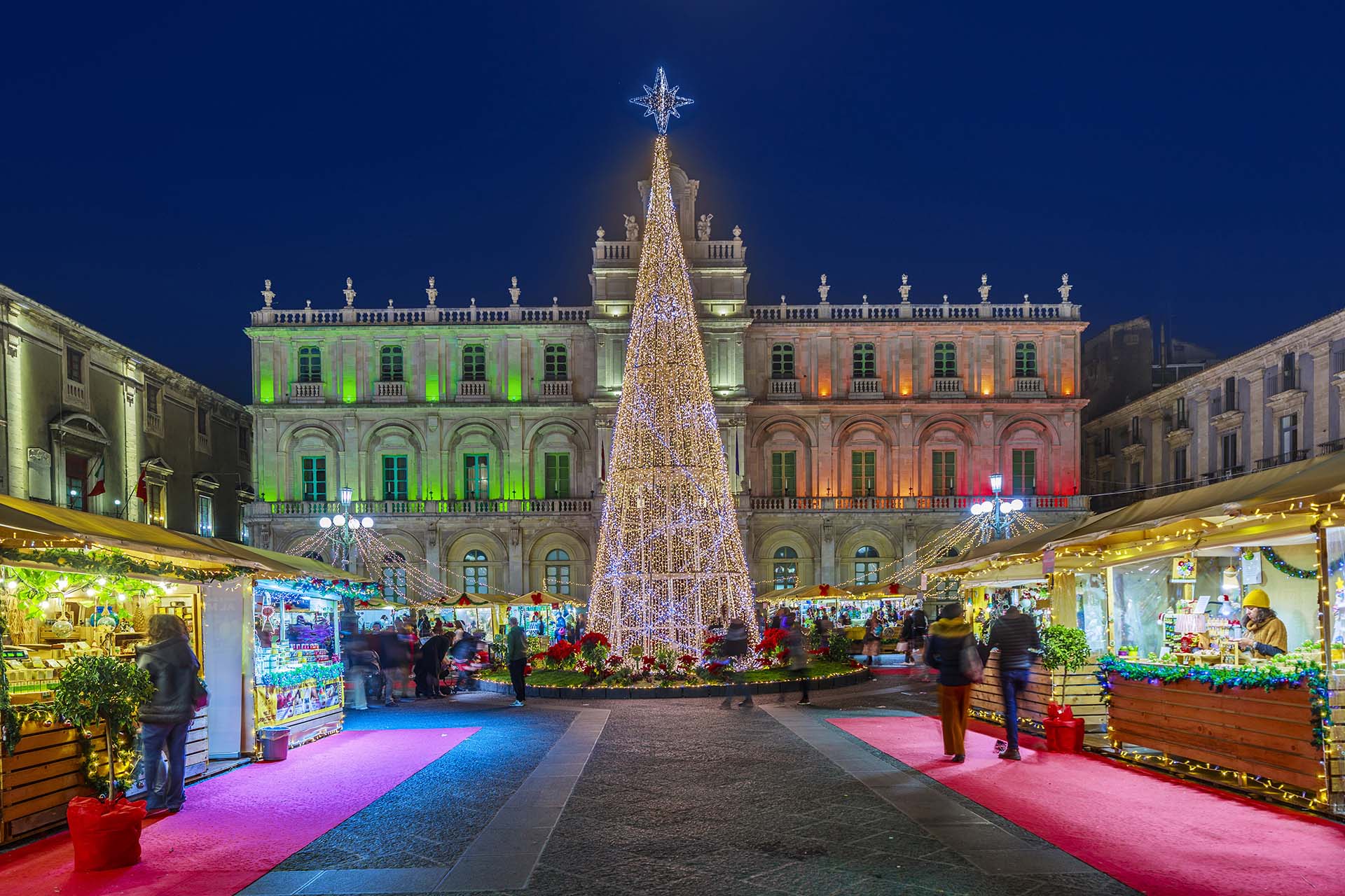 Catania, le bancarelle di Natale a Piazza Università