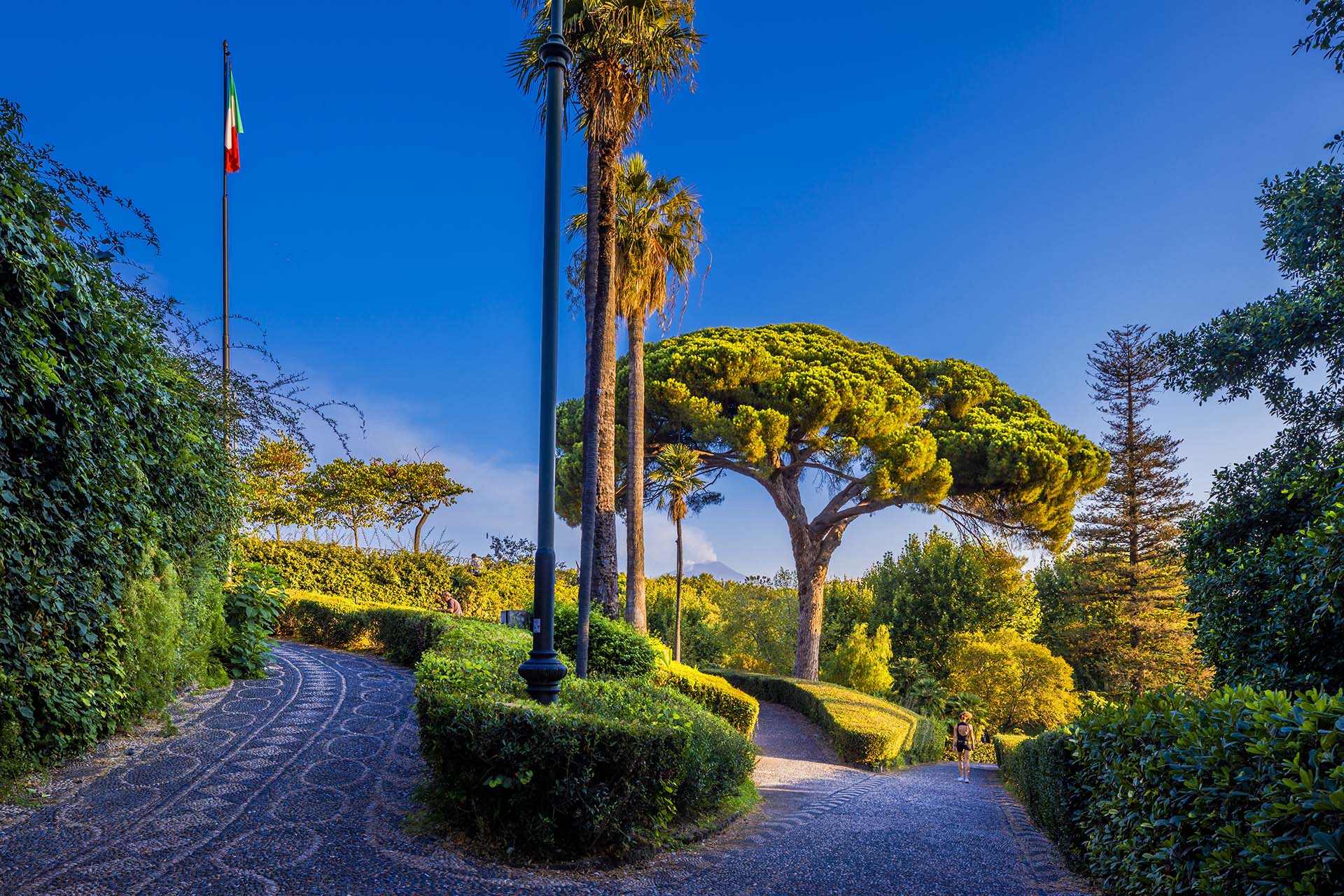 Catania, la stradina lastricata di Villa Bellini con vista dell'Etna