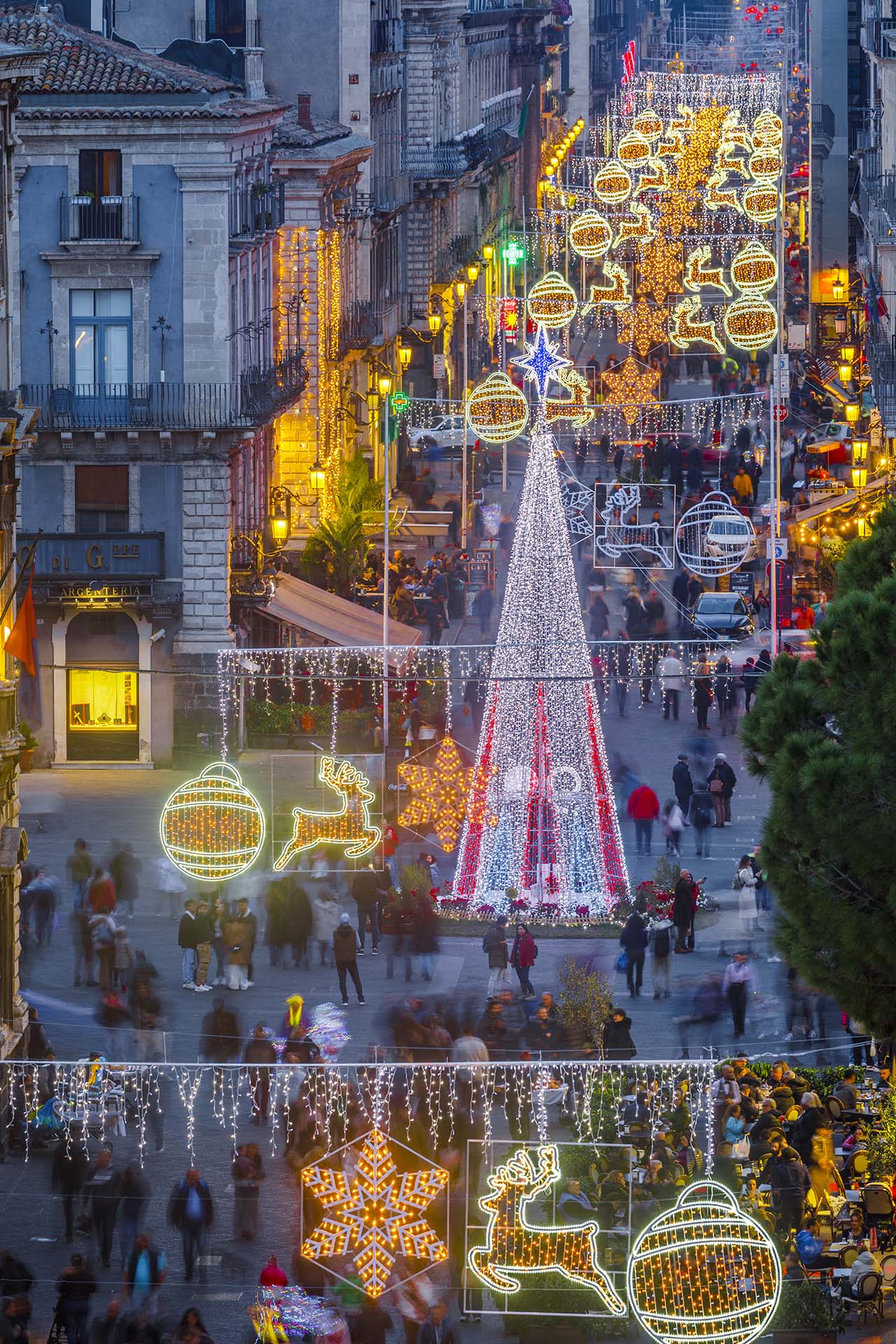 Catania, la via Etnea si abbellisce con le luminarie natalizie