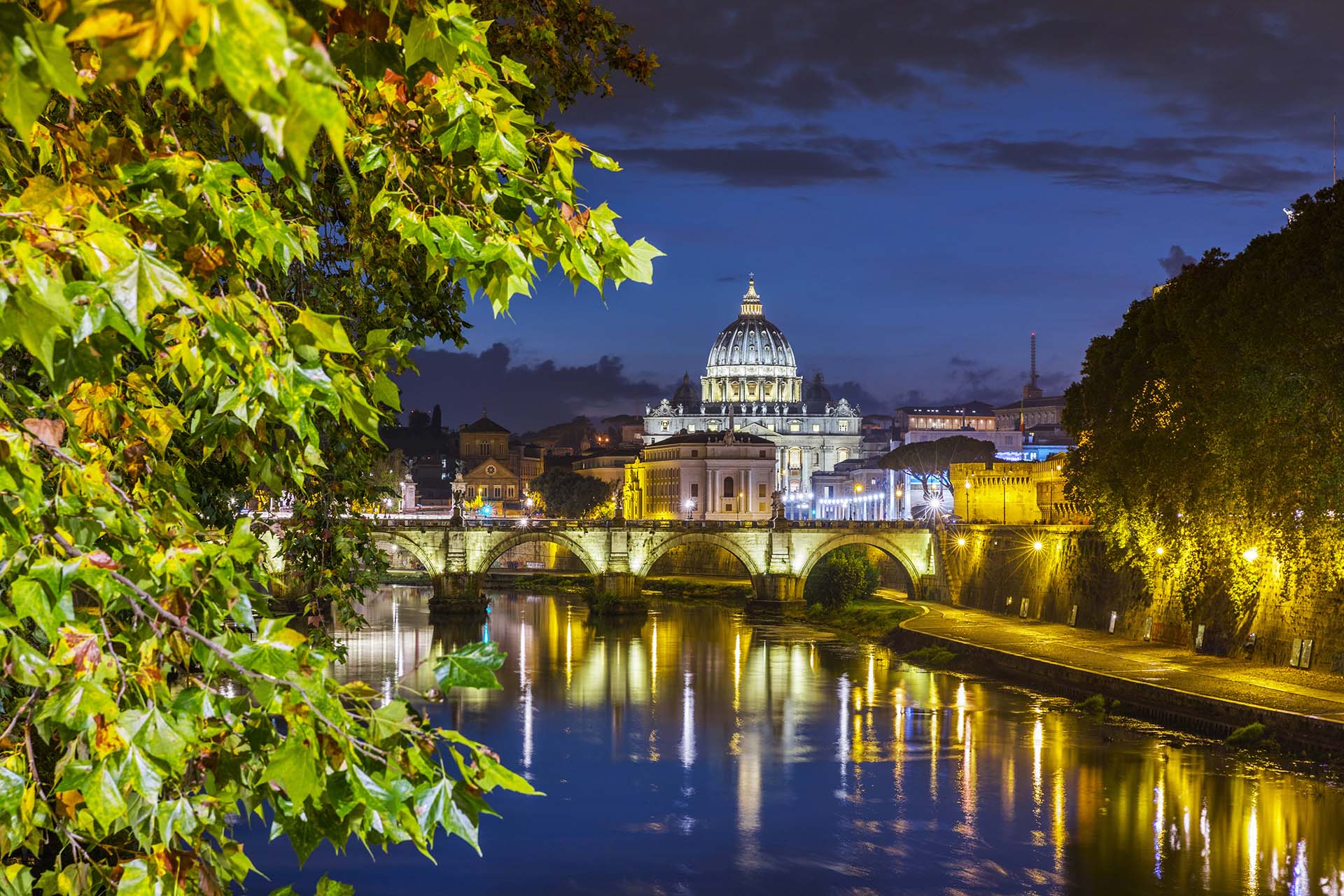 Roma, la basilica di San Pietro e il ponte Sant'Angelo visti dal fiume Tevere