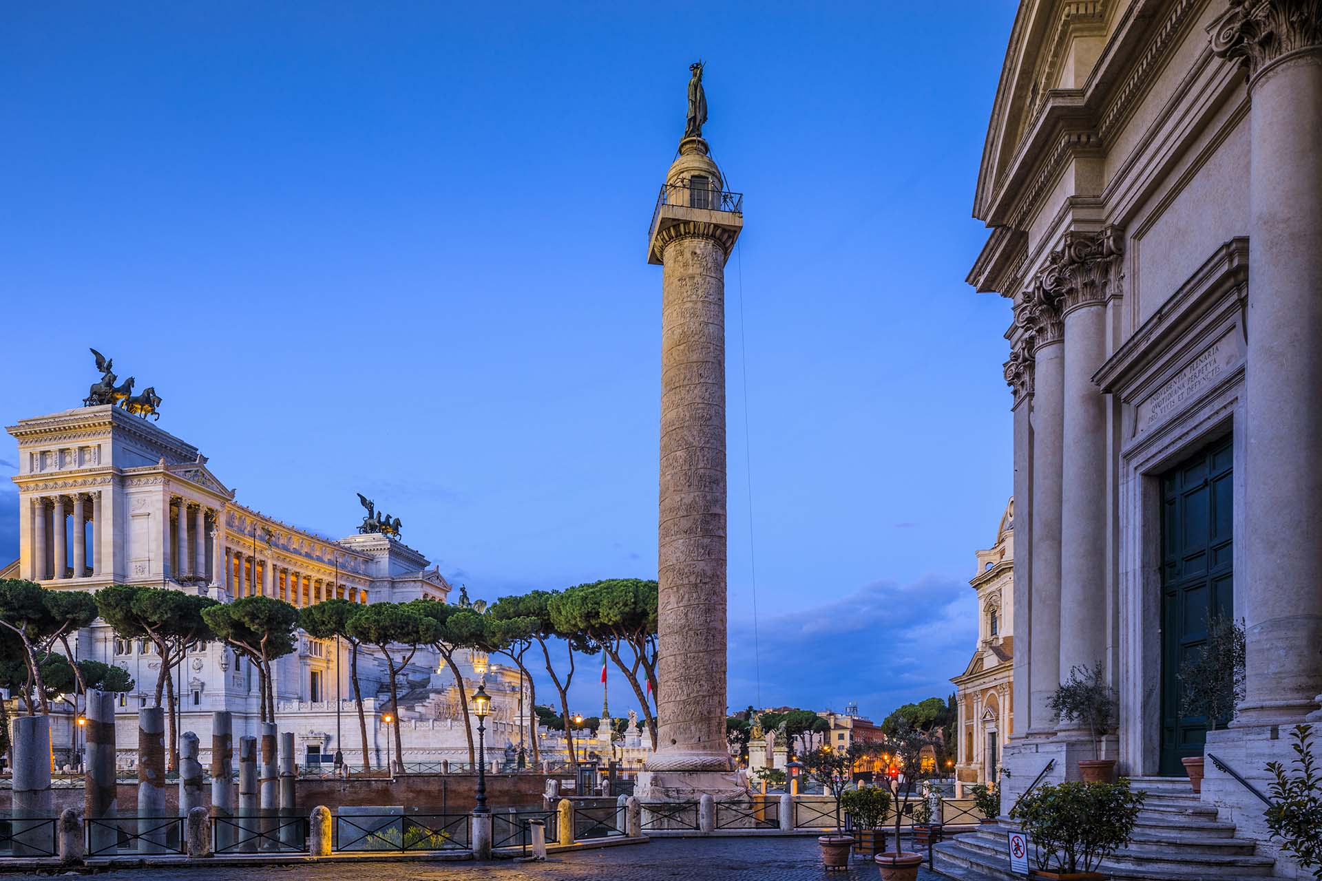 Roma Fori Imperiali, il Foro e colonna di Traiano tra la chiesa del Santissimo Nome di Maria e l'Altare della Patria