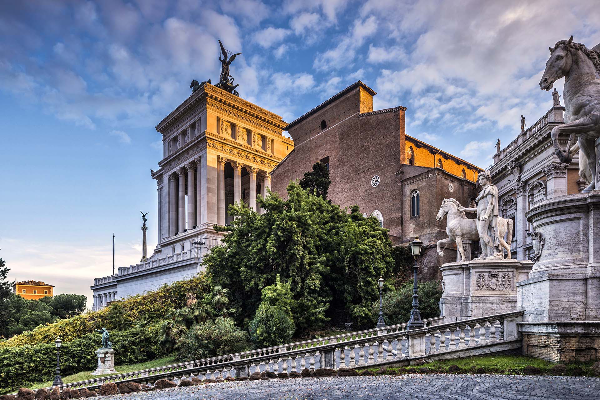 0A1A6130-Roma, Altare della Patria e la Basilica di Santa Maria in Ara Coeli visto dalla Cordonata del Campidoglio