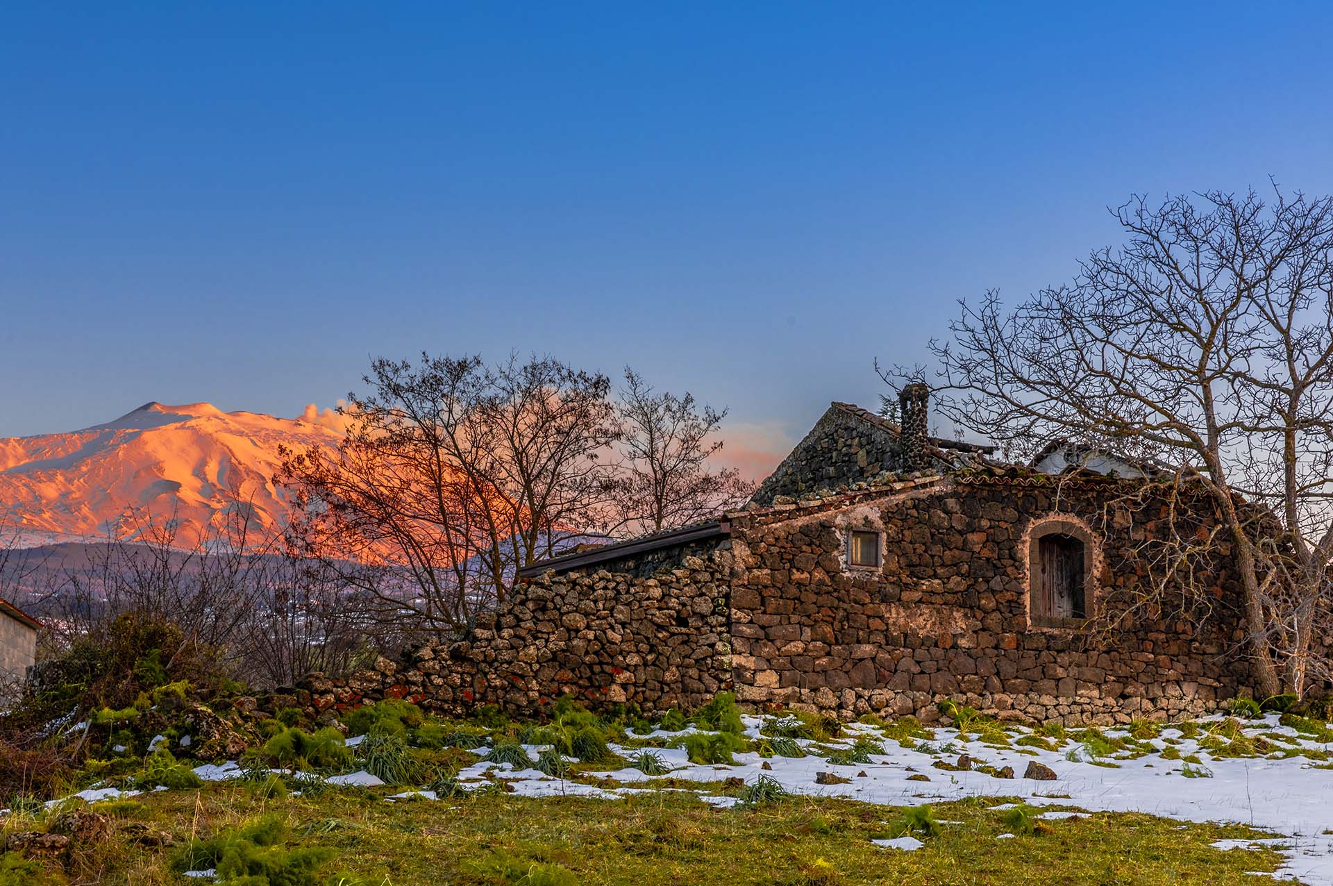 Etna, antiche costruzioni in pietra lavica nel territorio di Bronte